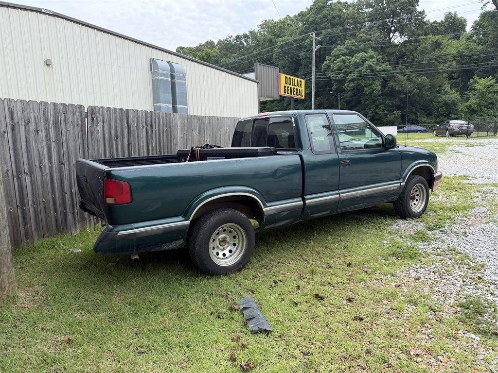 Chevrolet S-10 Ext Cab 122.9" WB LS 1996
