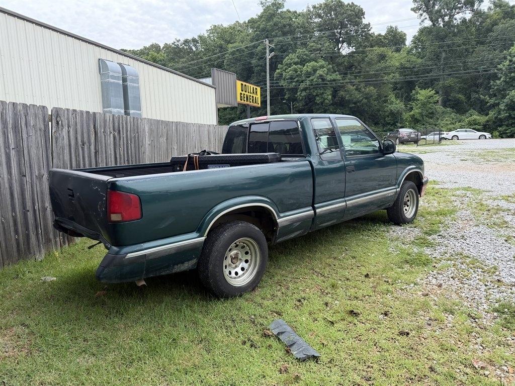 Chevrolet S-10 Ext Cab 122.9" WB LS 1996