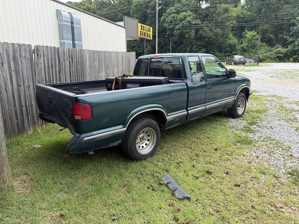 Chevrolet S-10 Ext Cab 122.9" WB LS 1996