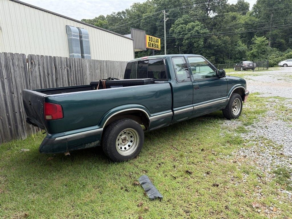 Chevrolet S-10 Ext Cab 122.9" WB LS 1996
