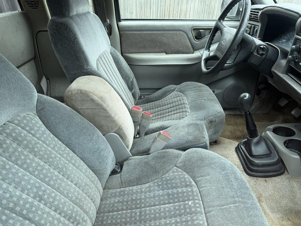 Chevrolet S-10 Ext Cab 122.9" WB LS 1996
