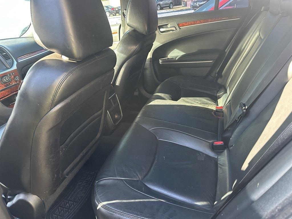 Chrysler 300 4dr Sdn V6 Limited RWD 2012