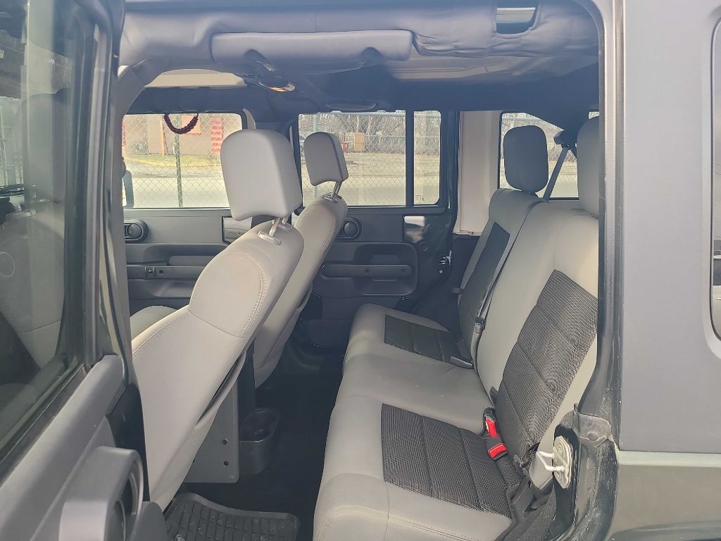 Jeep Wrangler Unlimited Sahara 2WD 2010