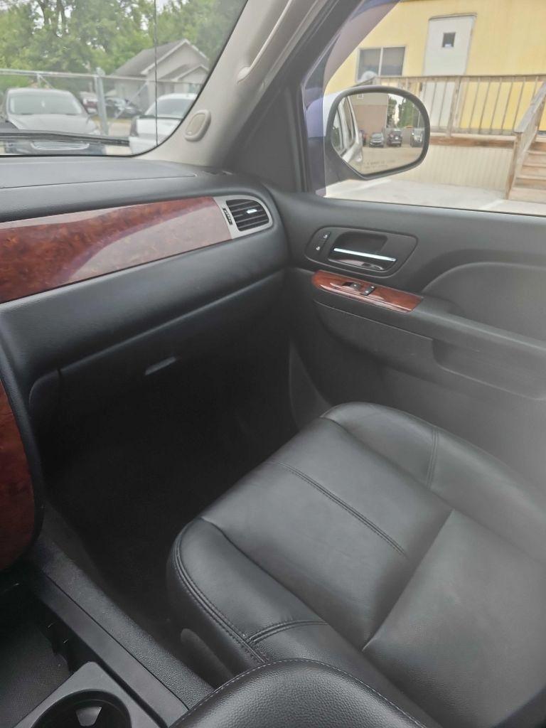 Chevrolet Avalanche 4WD Crew Cab LT 2012