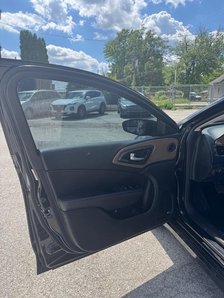 Chrysler 200 4dr Sdn C AWD 2015