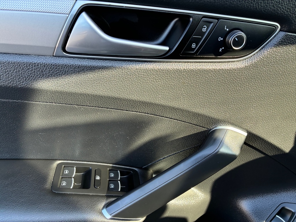 Volkswagen Passat 4dr Sdn 1.8T Auto S 2016