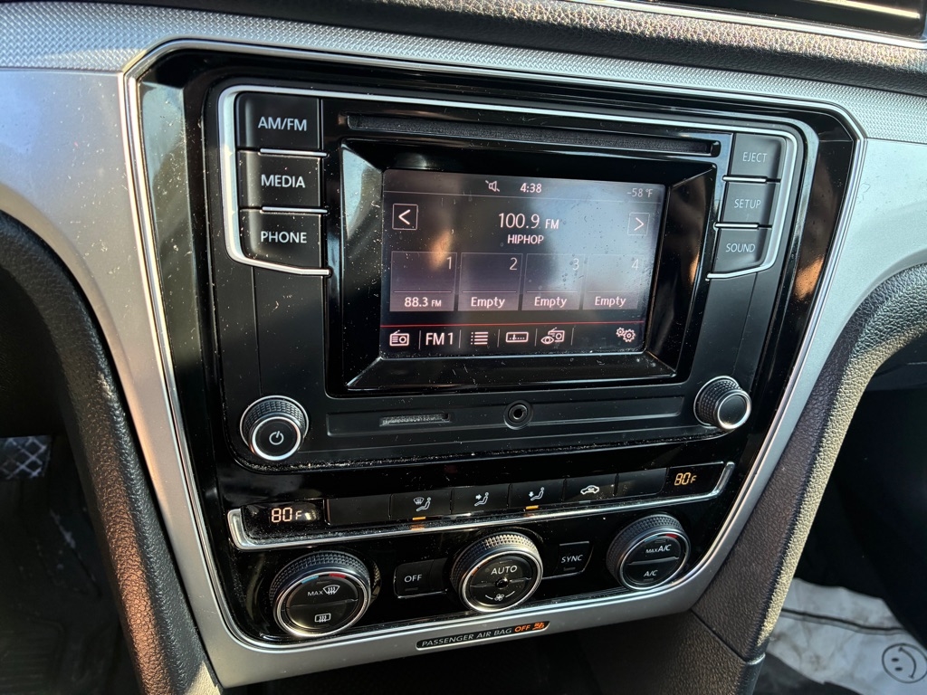 Volkswagen Passat 4dr Sdn 1.8T Auto S 2016