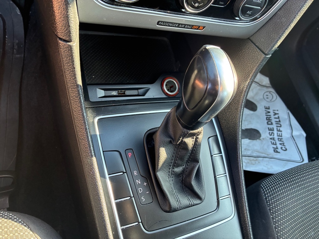 Volkswagen Passat 4dr Sdn 1.8T Auto S 2016