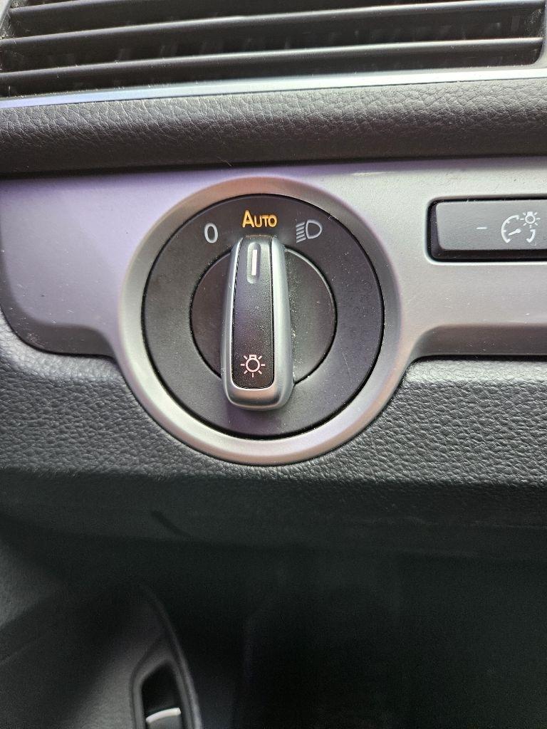 Volkswagen Passat 4dr Sdn 1.8T Auto Wolfsburg Ed PZEV 2014