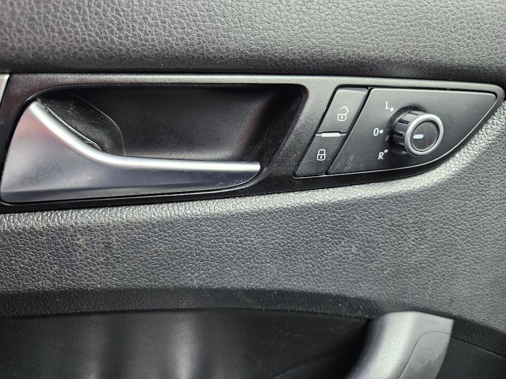 Volkswagen Passat 4dr Sdn 1.8T Auto Wolfsburg Ed PZEV 2014