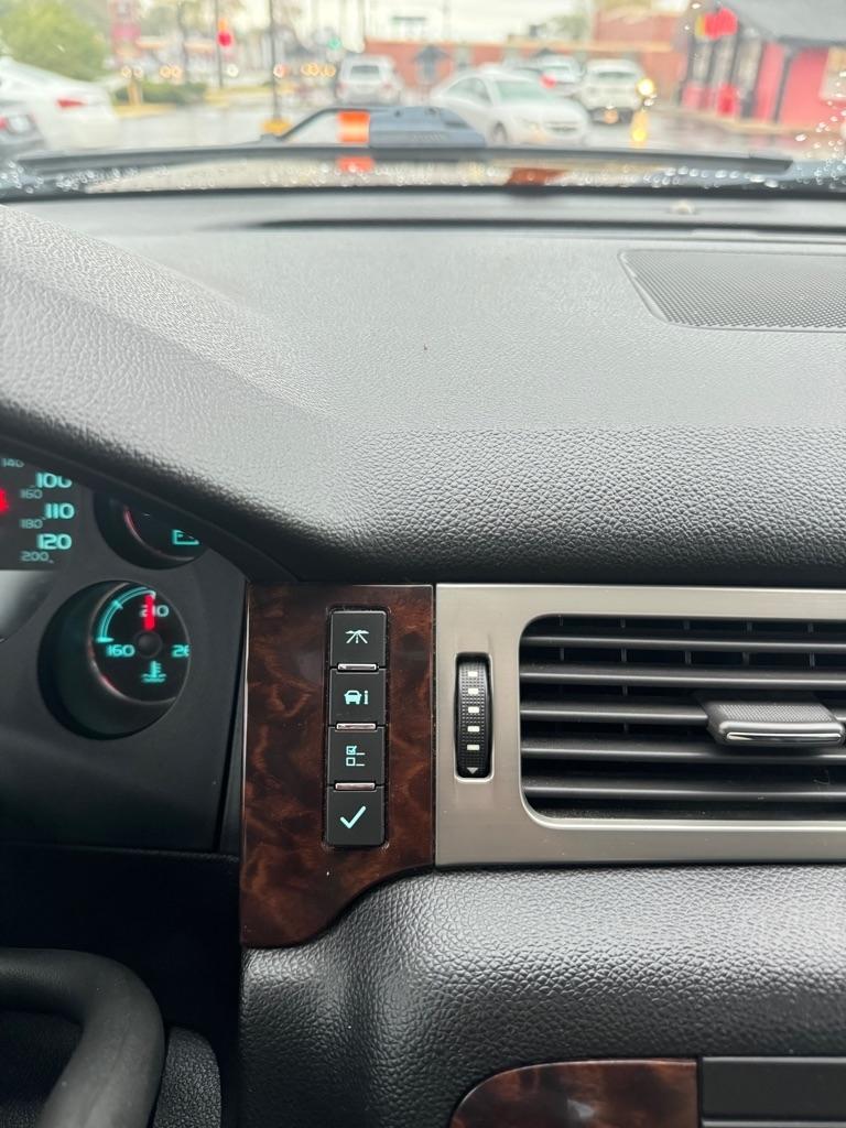 GMC Yukon AWD 4dr 1500 Denali 2012