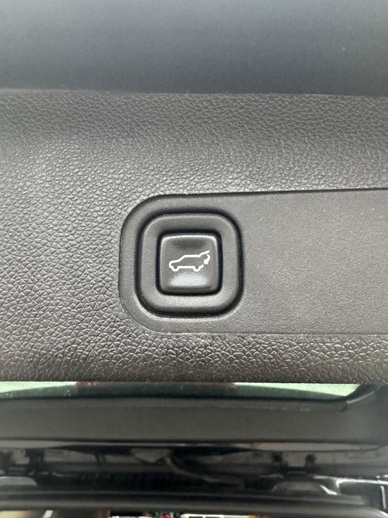 GMC Yukon AWD 4dr 1500 Denali 2012