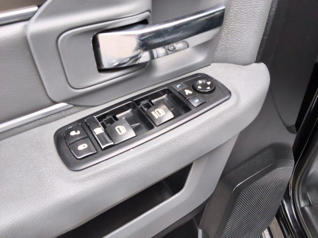 RAM 1500 4WD Crew Cab 140.5" SLT 2013