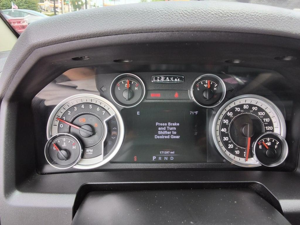 RAM 1500 4WD Crew Cab 140.5" SLT 2013