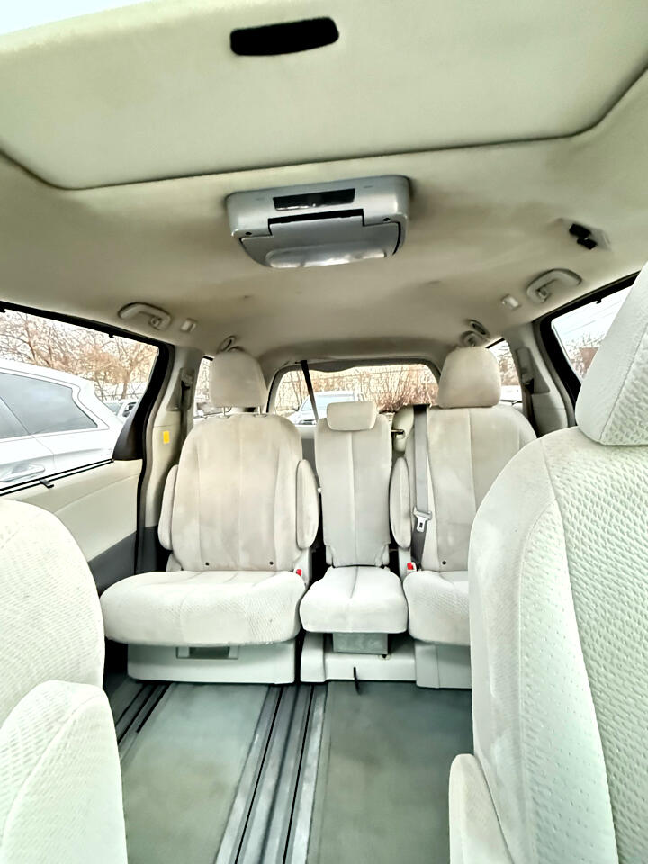Toyota Sienna LE 2012