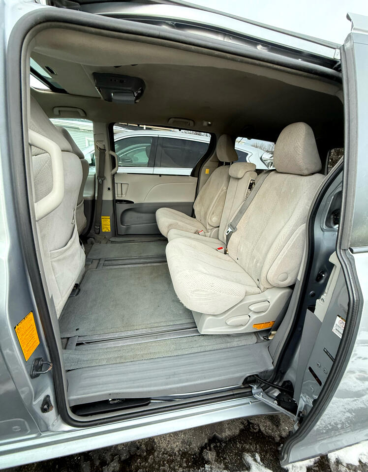 Toyota Sienna LE 2012