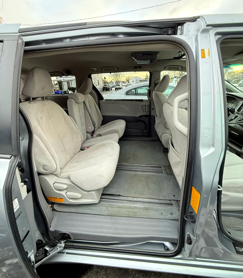 Toyota Sienna LE 2012