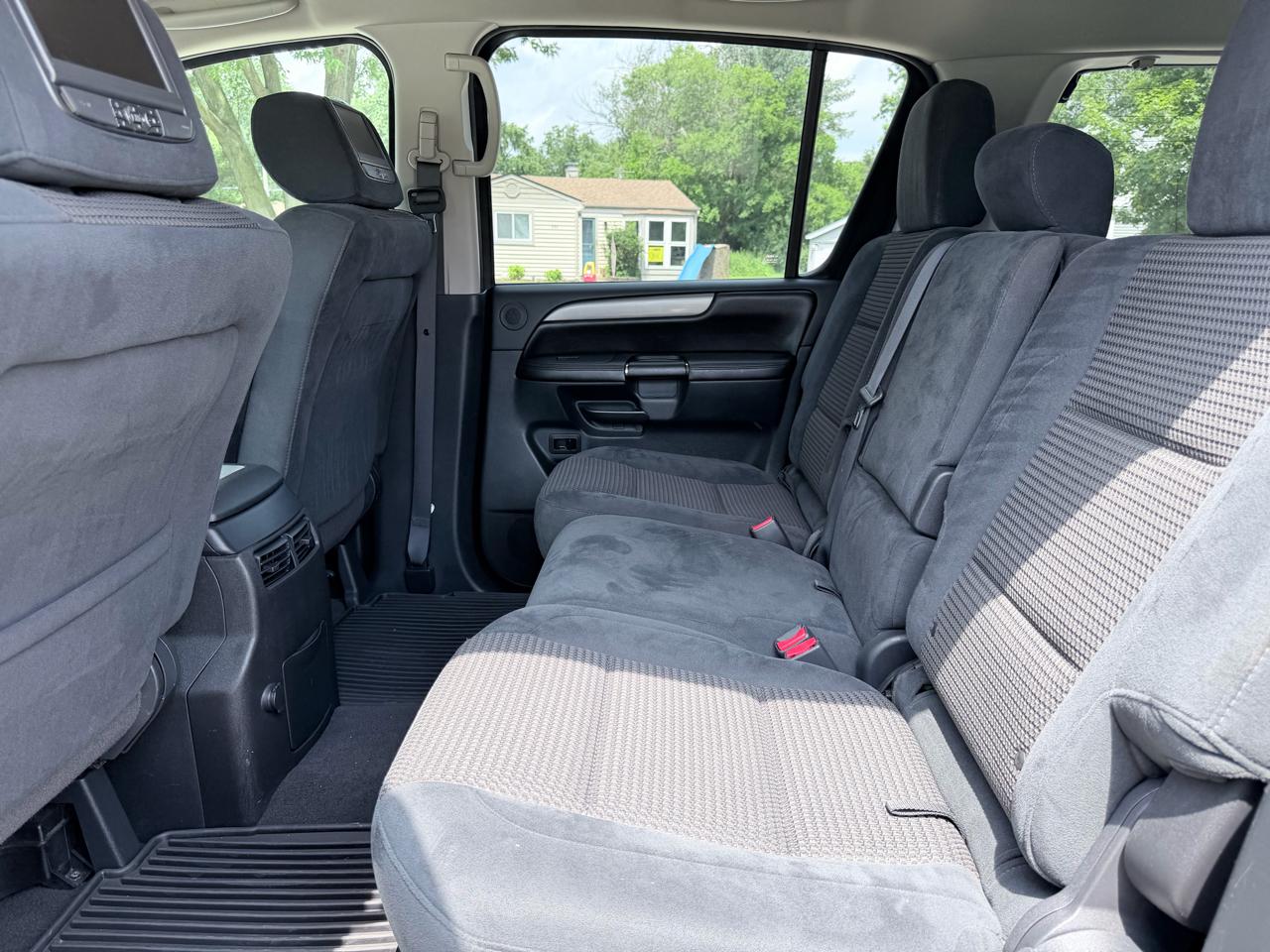 Nissan Armada 4WD 4dr SV 2014