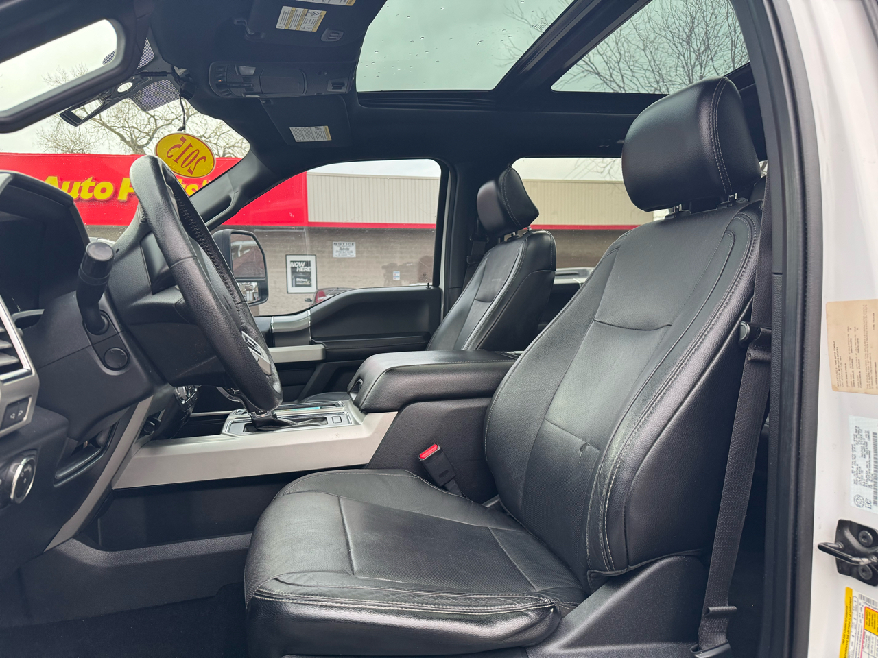 Ford F-150 4WD SuperCrew 157" Lariat w/HD Payload Pkg 2015