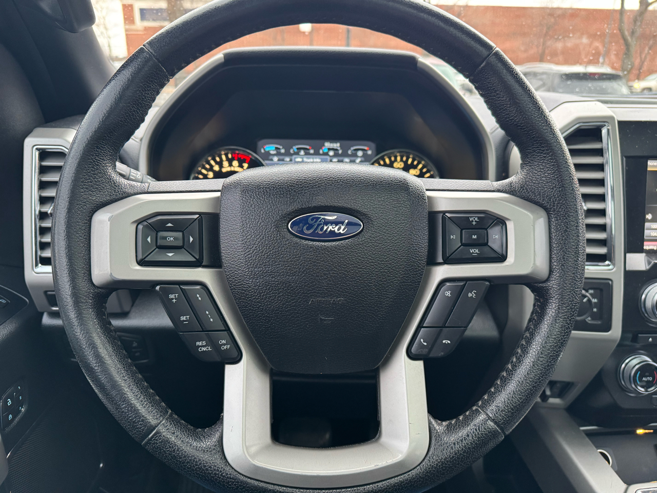 Ford F-150 4WD SuperCrew 157" Lariat w/HD Payload Pkg 2015