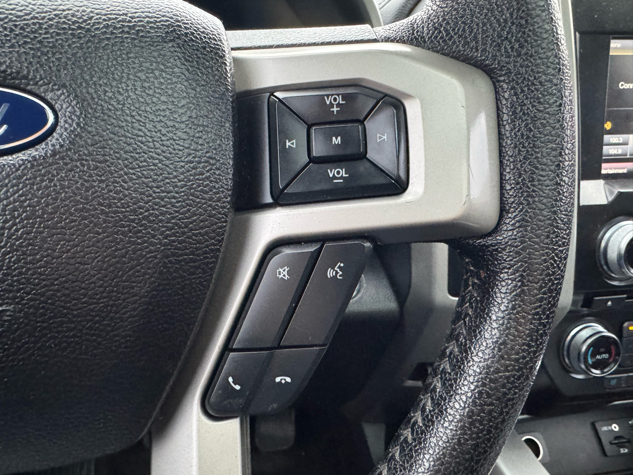 Ford F-150 4WD SuperCrew 157" Lariat w/HD Payload Pkg 2015