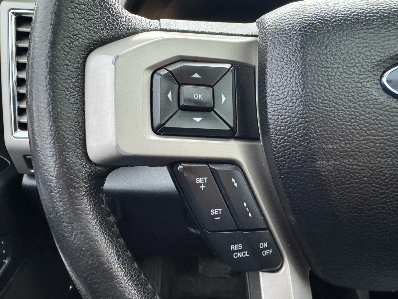 Ford F-150 4WD SuperCrew 157" Lariat w/HD Payload Pkg 2015