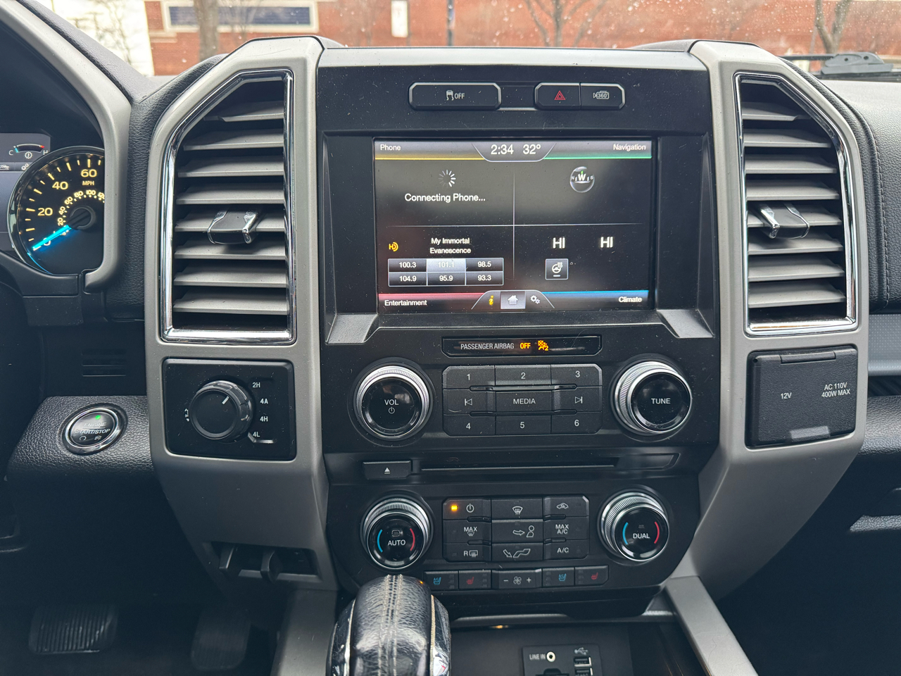 Ford F-150 4WD SuperCrew 157" Lariat w/HD Payload Pkg 2015