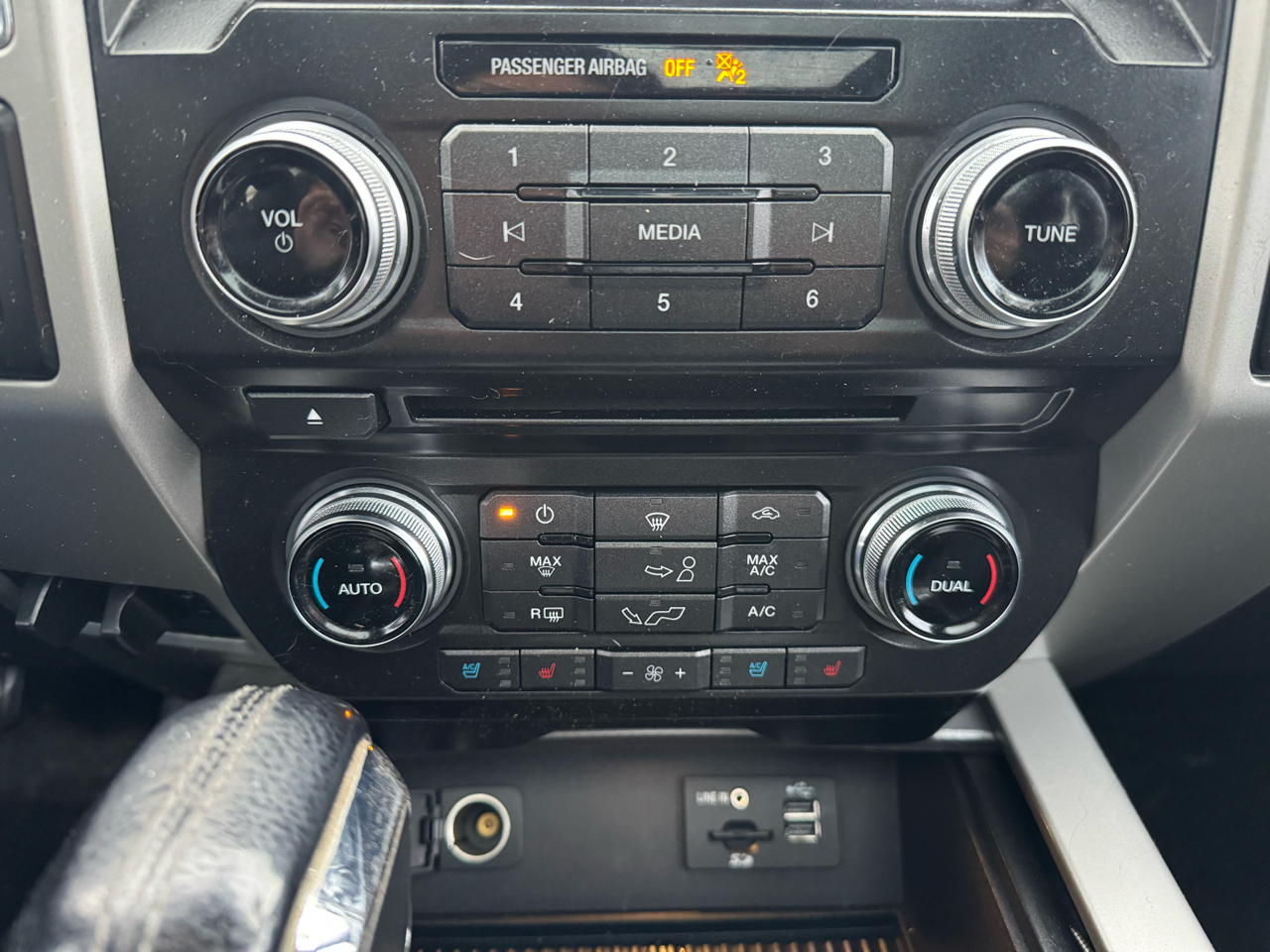 Ford F-150 4WD SuperCrew 157" Lariat w/HD Payload Pkg 2015