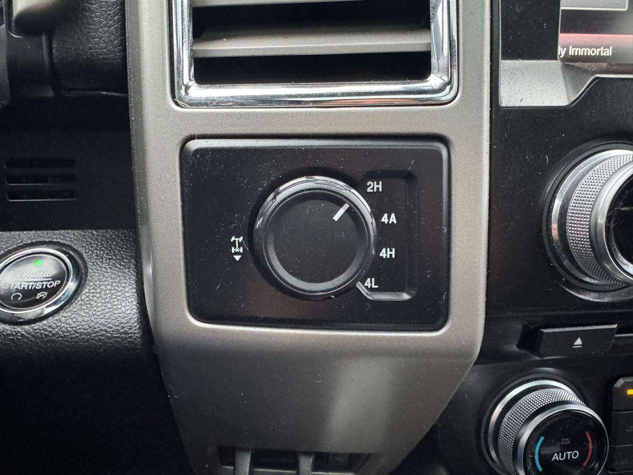 Ford F-150 4WD SuperCrew 157" Lariat w/HD Payload Pkg 2015