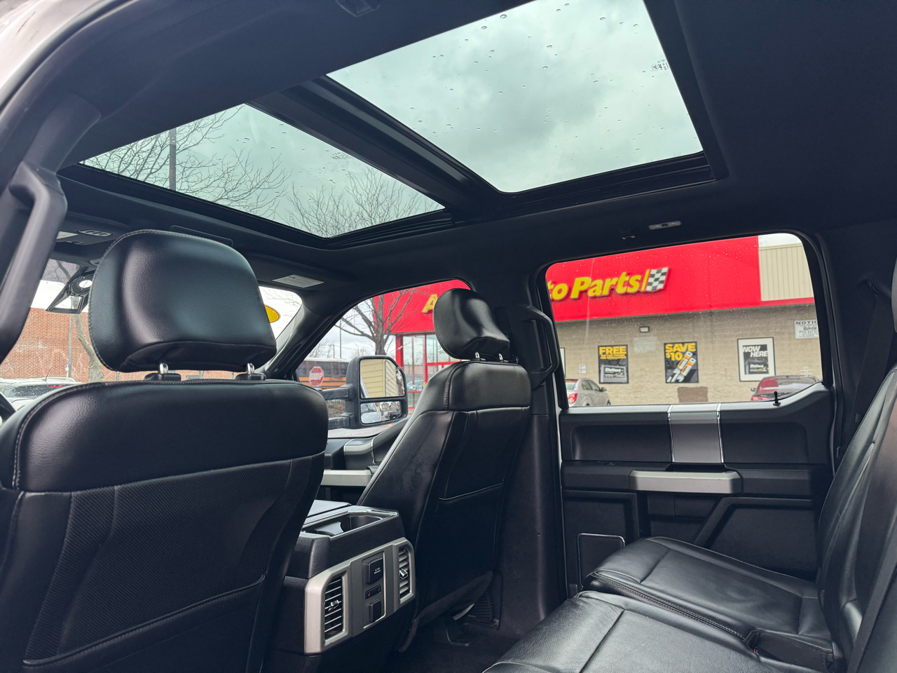 Ford F-150 4WD SuperCrew 157" Lariat w/HD Payload Pkg 2015