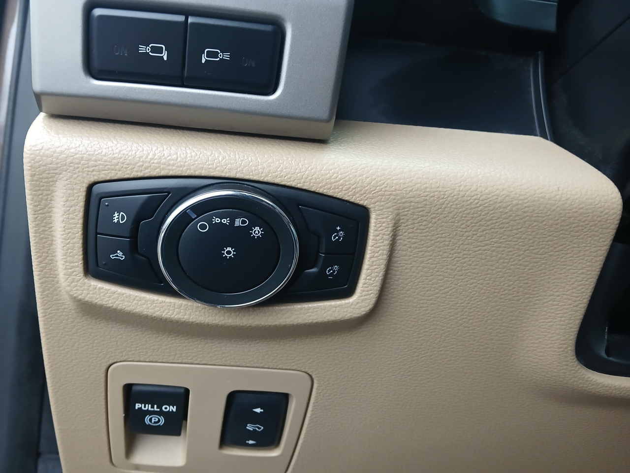 Ford F-150 4WD SuperCrew 145" Lariat 2016