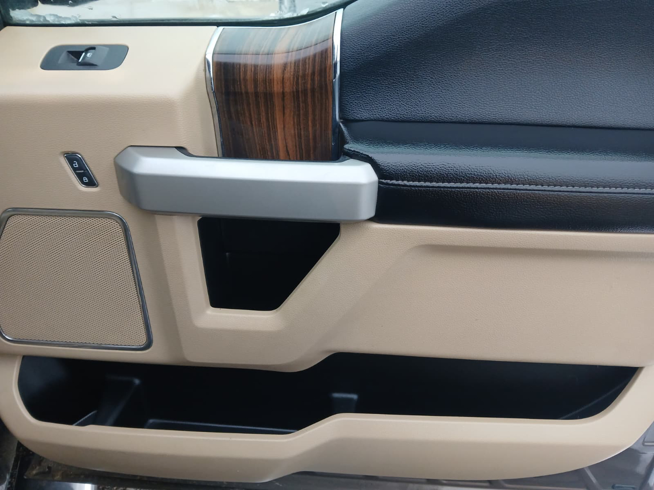 Ford F-150 4WD SuperCrew 145" Lariat 2016