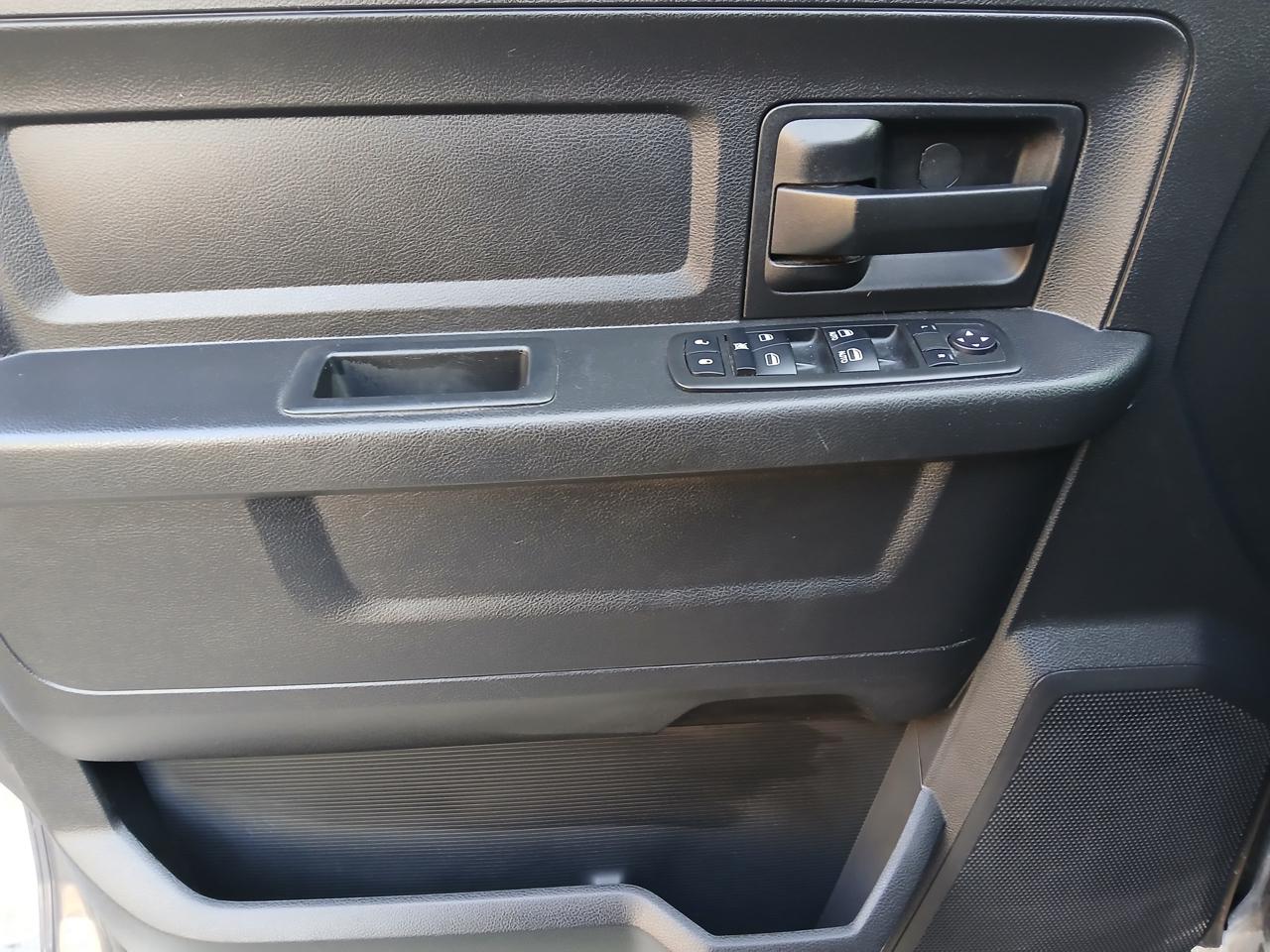 RAM 1500 4WD Crew Cab 140.5" Tradesman 2015