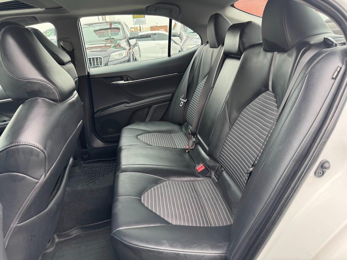 Toyota Camry SE Auto (Natl) 2020