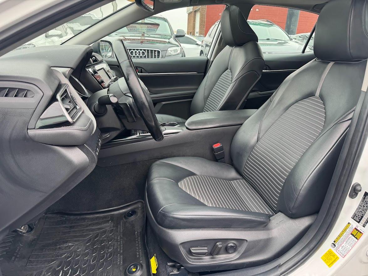 Toyota Camry SE Auto (Natl) 2020