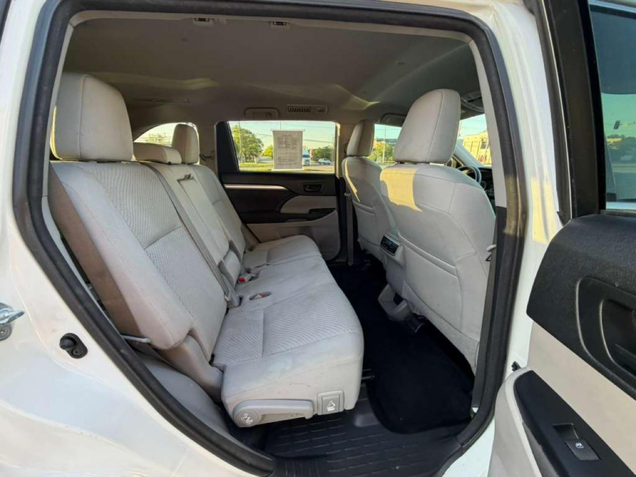 Toyota Highlander LE V6 FWD (Natl) 2017