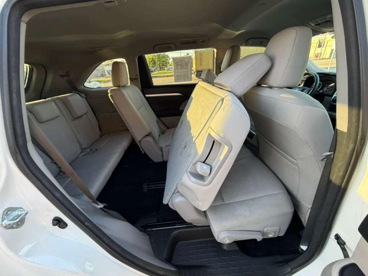 Toyota Highlander LE V6 FWD (Natl) 2017