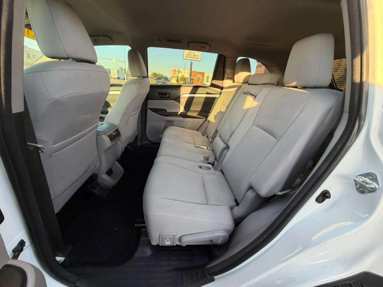 Toyota Highlander LE V6 FWD (Natl) 2017