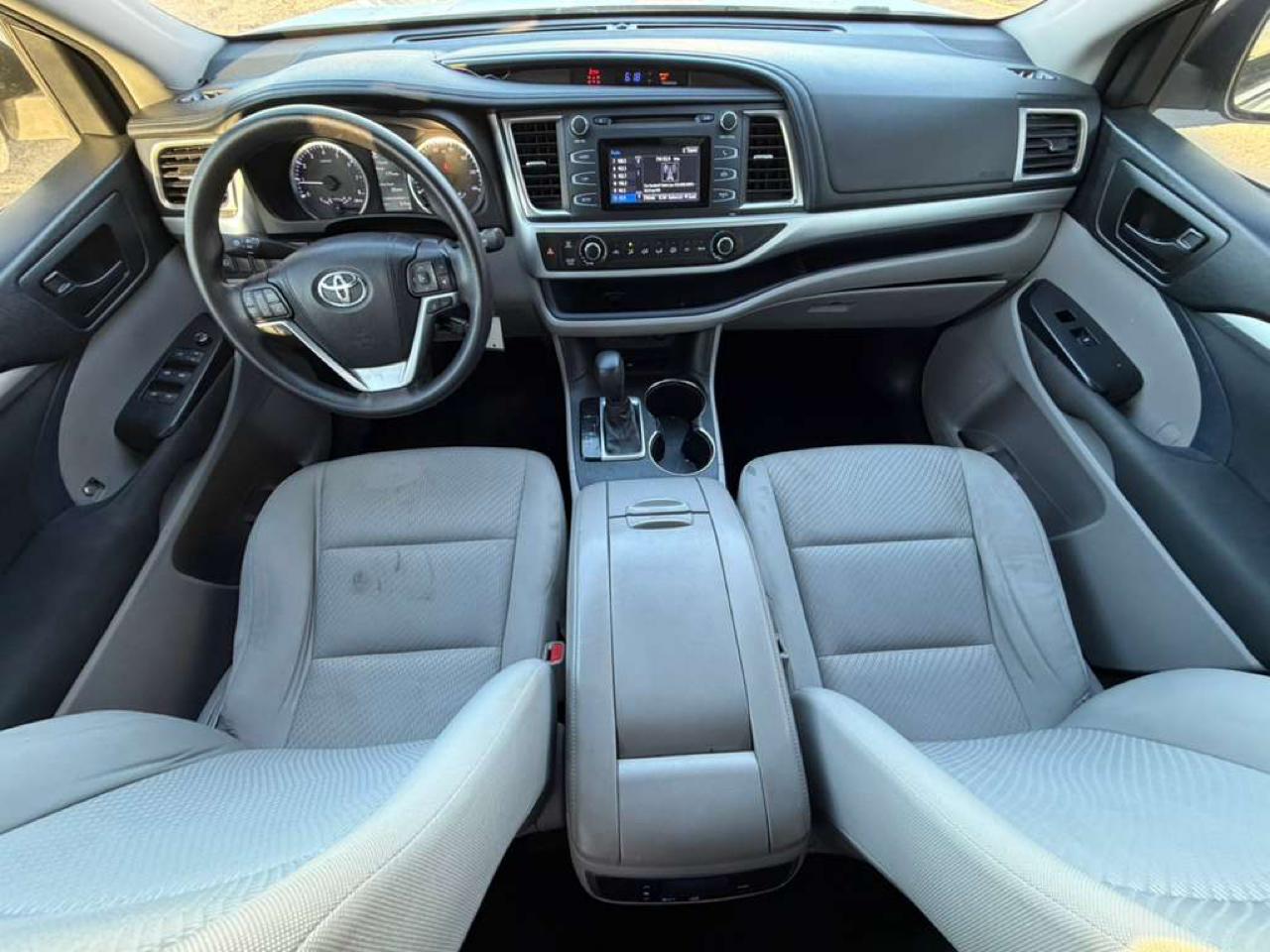 Toyota Highlander LE V6 FWD (Natl) 2017