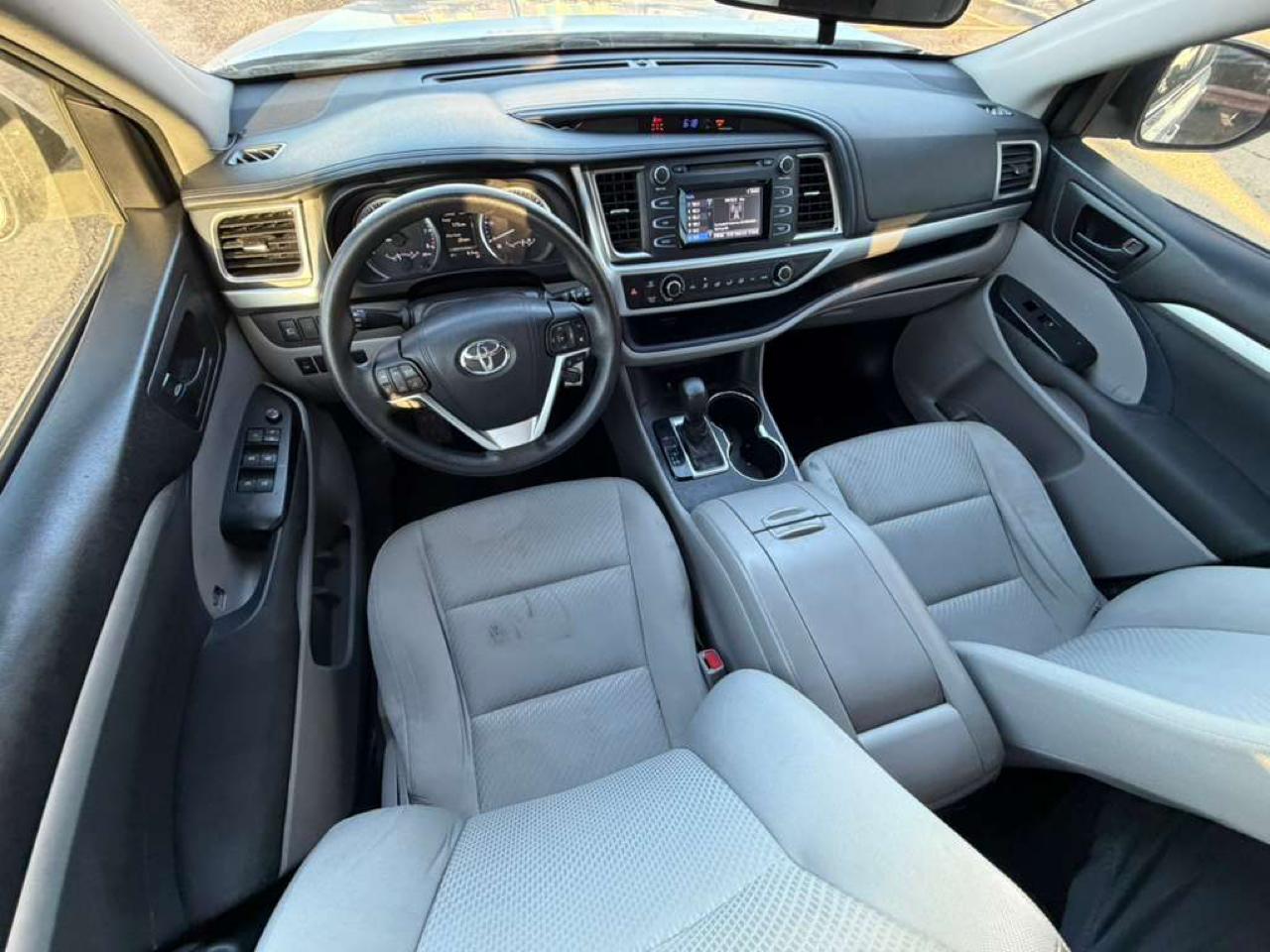 Toyota Highlander LE V6 FWD (Natl) 2017