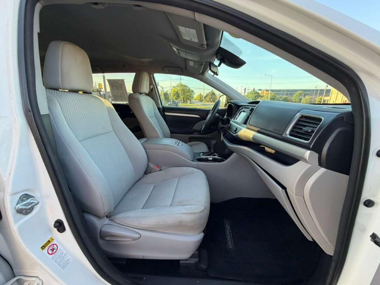 Toyota Highlander LE V6 FWD (Natl) 2017