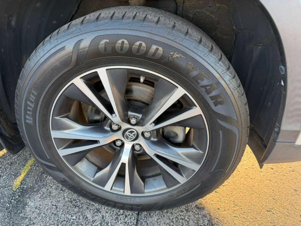 Toyota Highlander LE V6 FWD (Natl) 2017