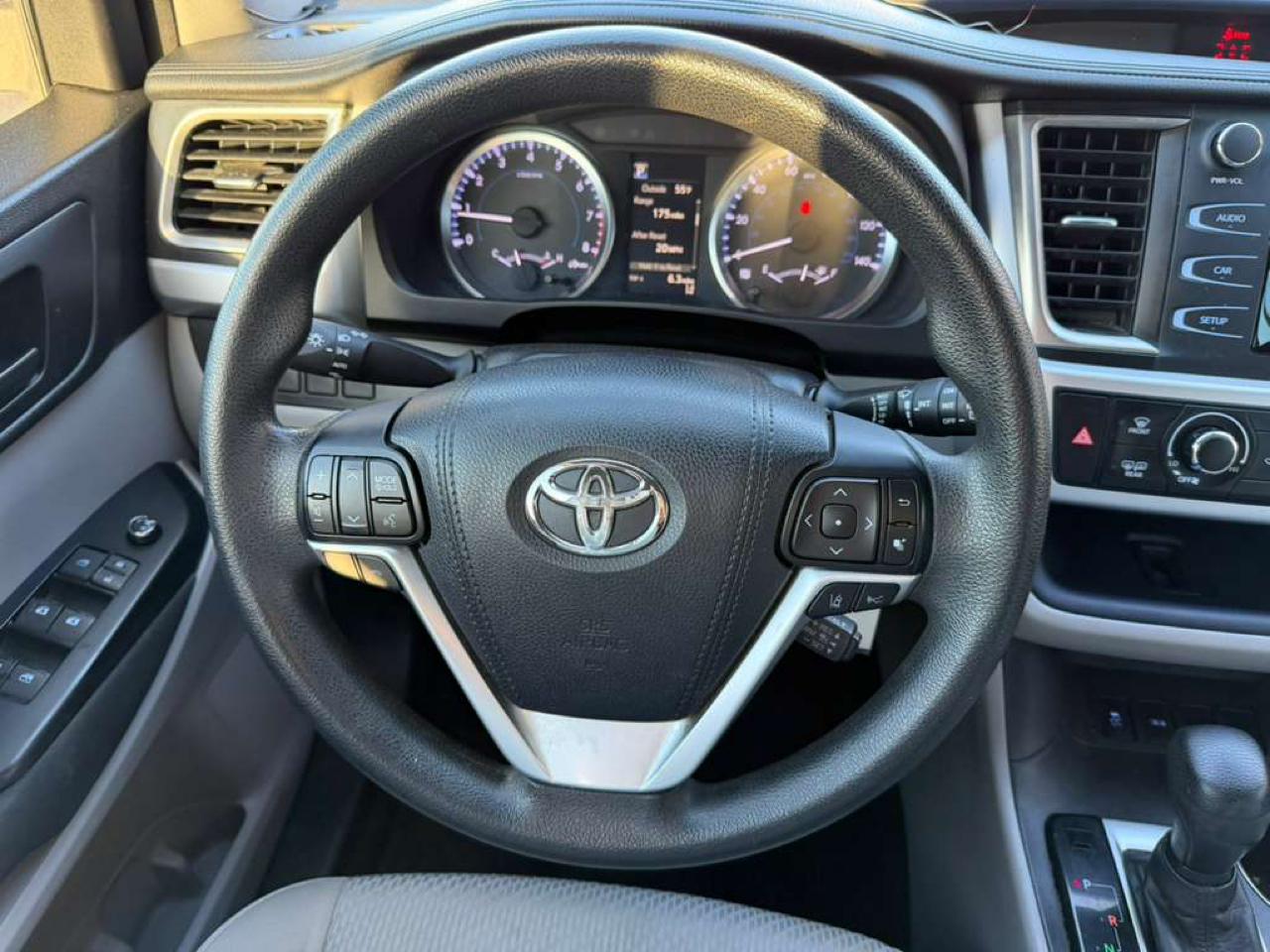 Toyota Highlander LE V6 FWD (Natl) 2017