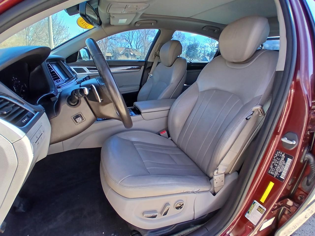 Hyundai Genesis 4dr Sdn V6 3.8L RWD 2016