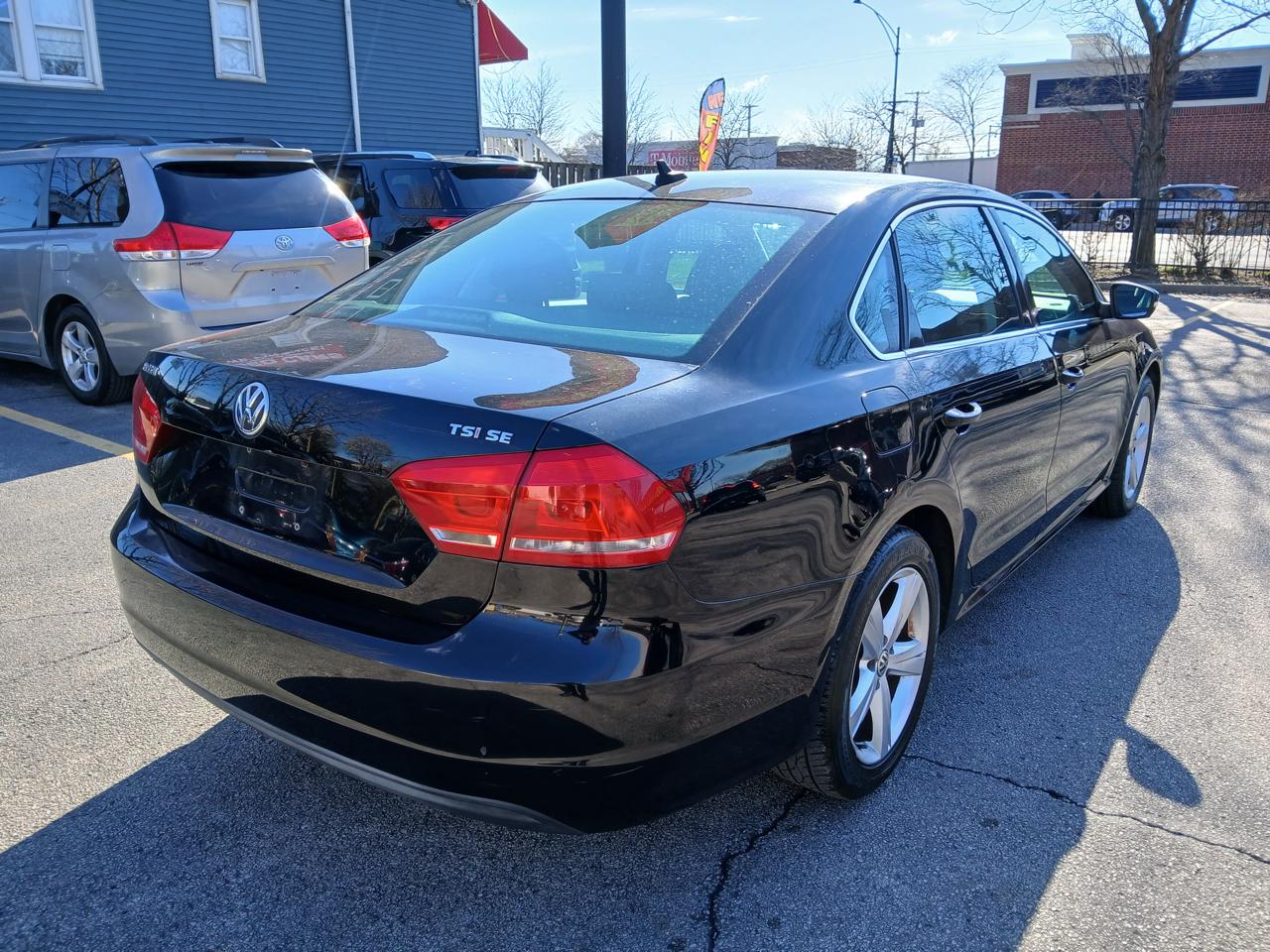 Volkswagen Passat 4dr Sdn 1.8T Auto SE w/Sunroof & Nav 2014