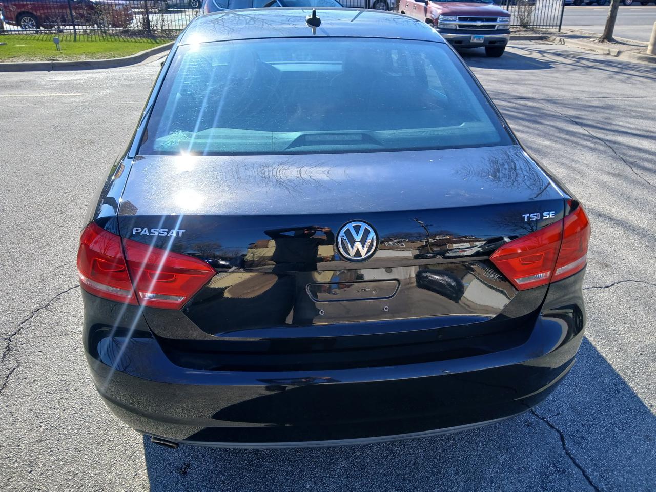 Volkswagen Passat 4dr Sdn 1.8T Auto SE w/Sunroof & Nav 2014