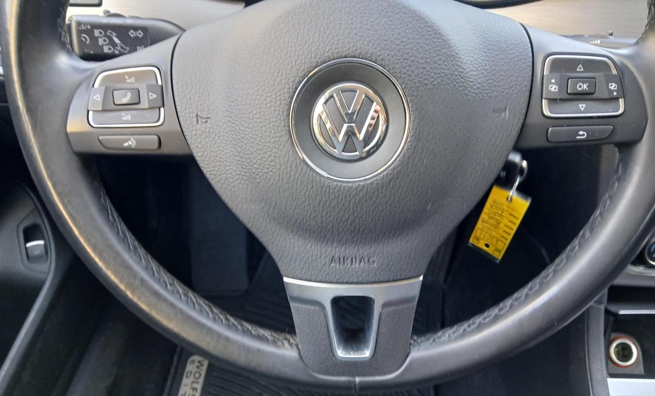 Volkswagen Passat 4dr Sdn 1.8T Auto SE w/Sunroof & Nav 2014