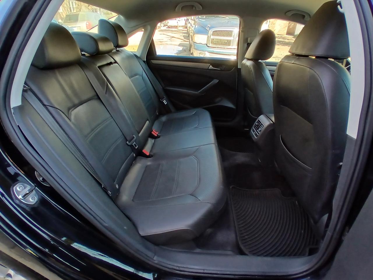 Volkswagen Passat 4dr Sdn 1.8T Auto SE w/Sunroof & Nav 2014