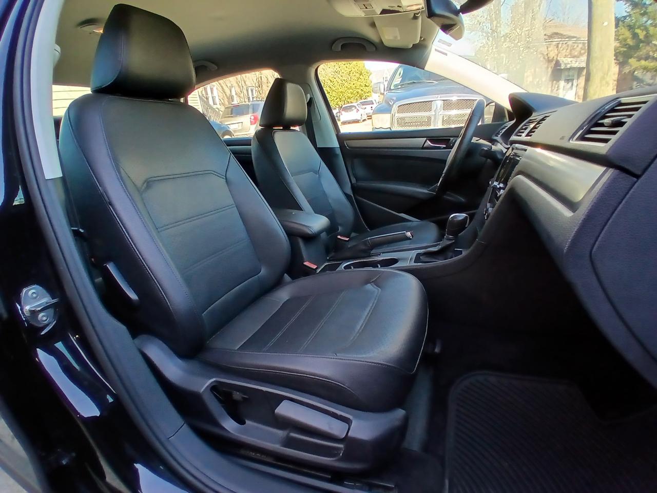 Volkswagen Passat 4dr Sdn 1.8T Auto SE w/Sunroof & Nav 2014