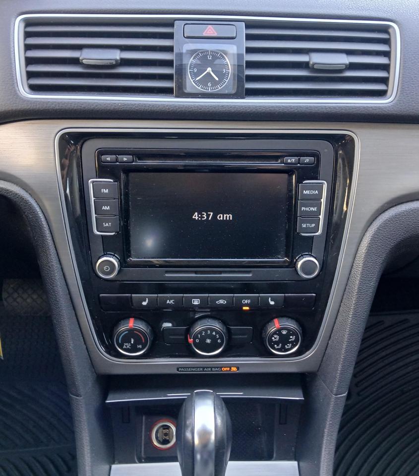 Volkswagen Passat 4dr Sdn 1.8T Auto SE w/Sunroof & Nav 2014